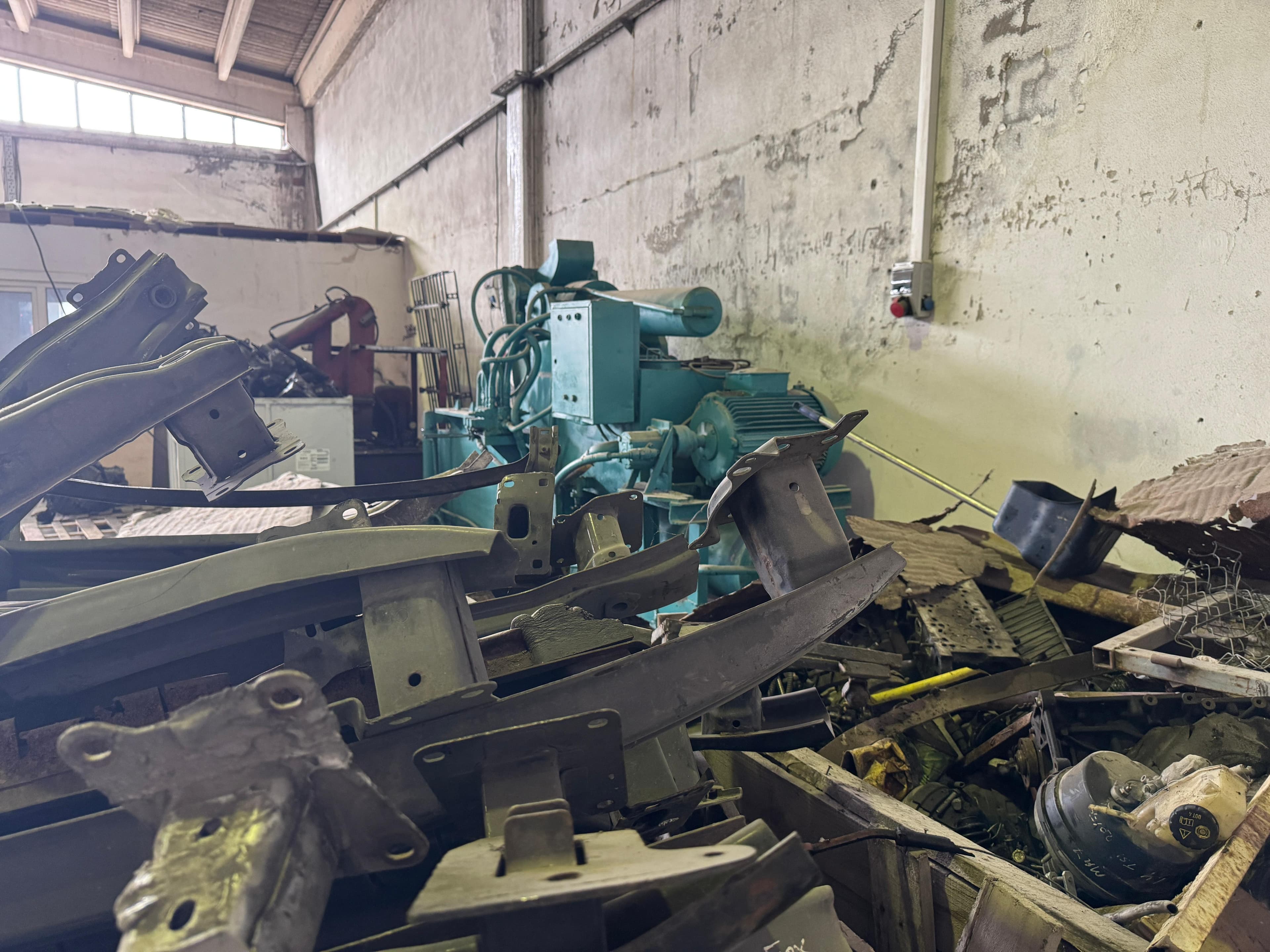 Tesis iç mekan - hurda işleme alanı