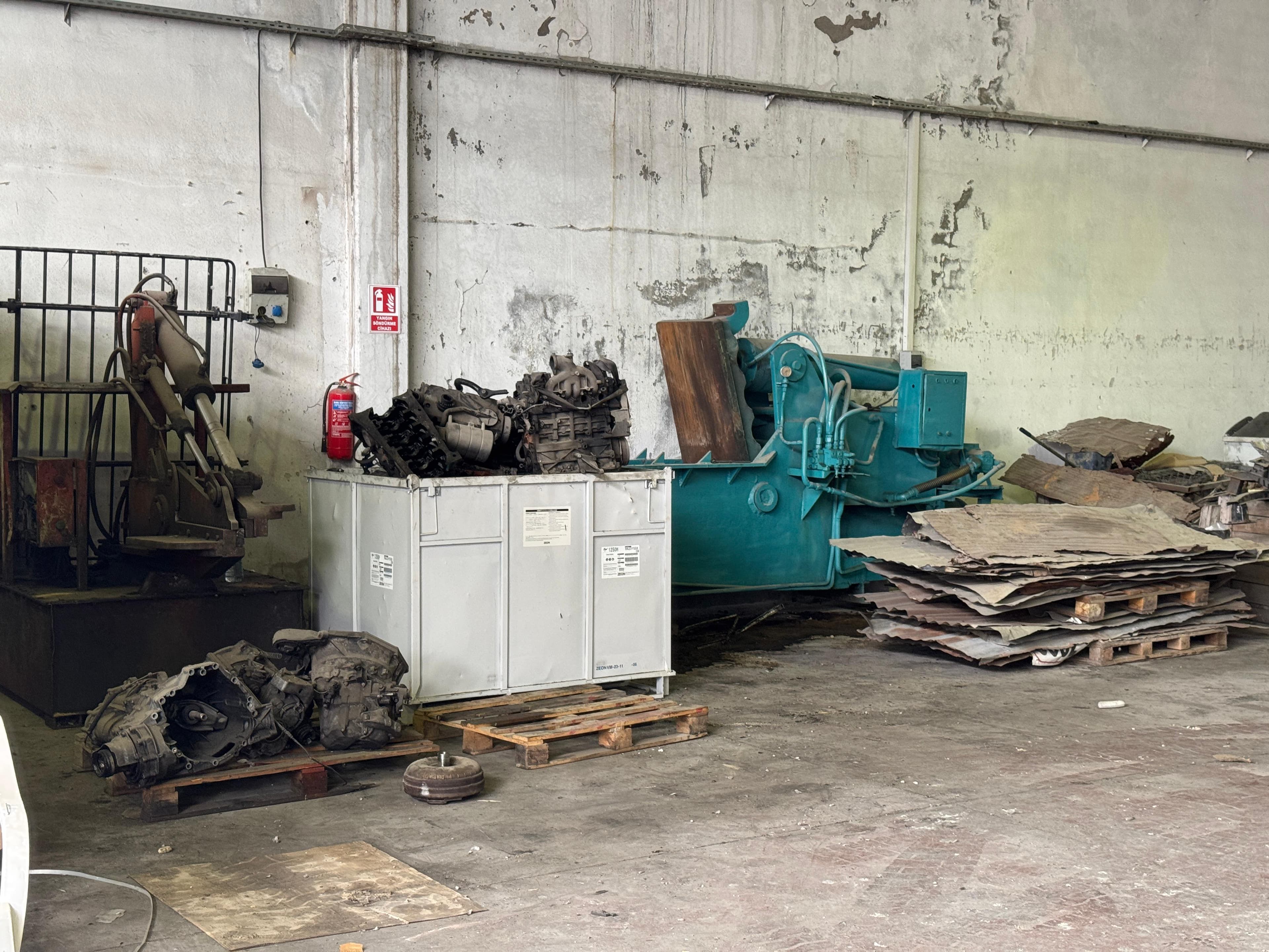 Tesis iç mekan - metal hurdalar