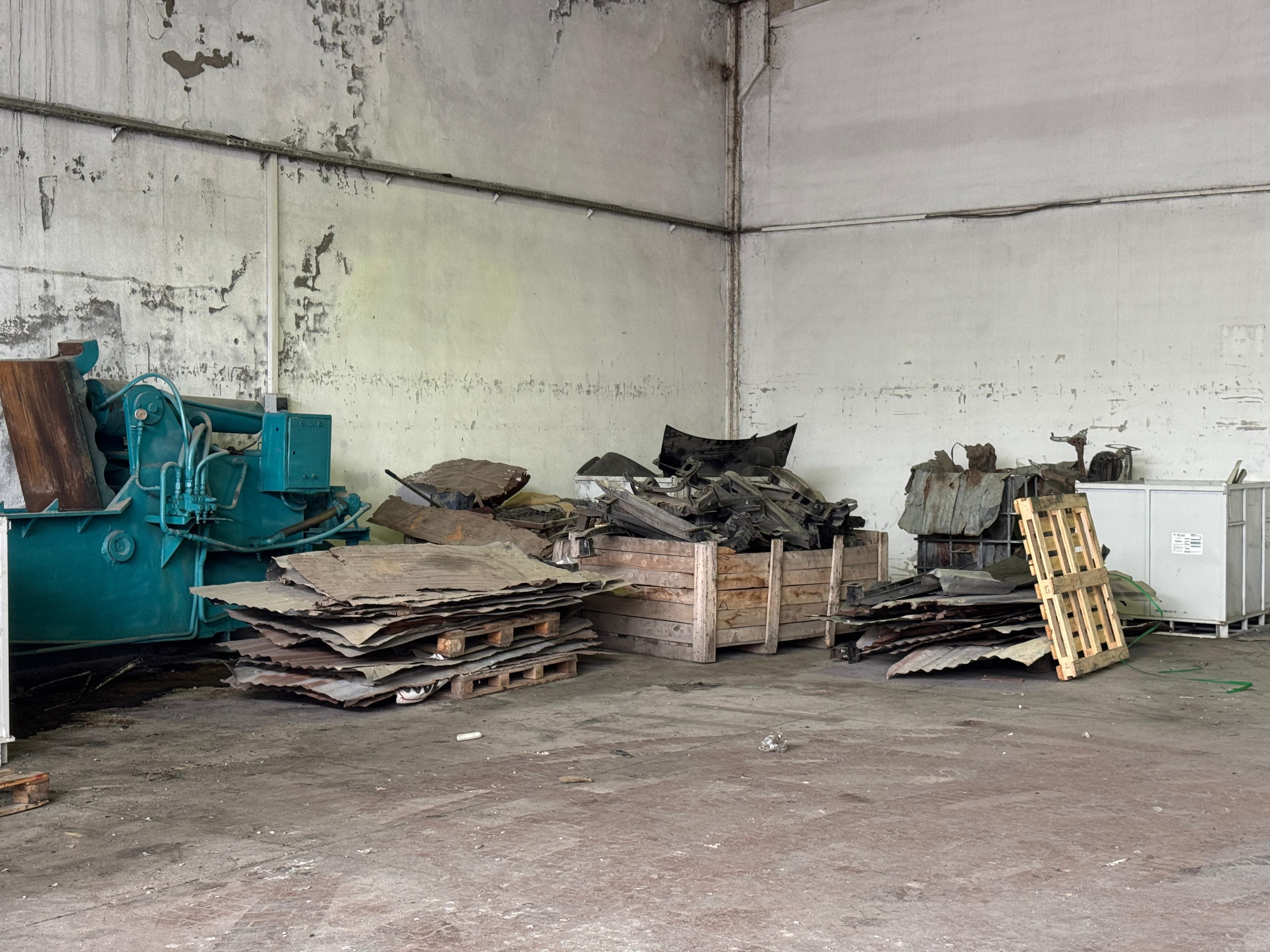 Tesis iç mekan - metal levha depolama